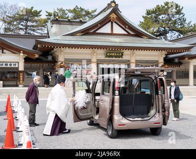 Shinto priest blessing a new car at Hiroshima Gokoku Shrine, Hiroshima City, Western Honshu, Japan Stock Photo