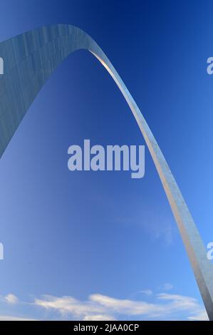 The St Louis Gateway Arch, designed by Eero Saarinen, soars into the sky at the National Park.  It symbolizes America's Westward Expansion Stock Photo