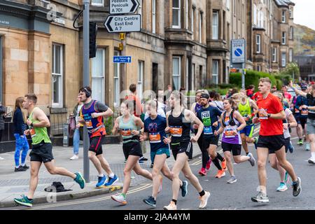 Edinburgh, Scotland, UK . 29th May, 2022. Runners begin the Edinburgh Marathon by entering Old Town in Edinburgh, cheered on by locals and supporters. Coming down East Preston Street onto South Clerk Street. Credit: David Coulson/Alamy Live News Stock Photo