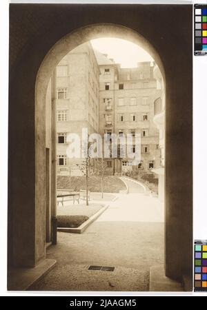 5th, Margaret belt 90-98 / Siebenbrunnengasse 87-89 / Siebenbrunnenfeldgasse 13-15 / Fendigasse 38-42-Metzleinstaler Hof-Court view. Carl (Karl) Zapletal (1876-1941), photographer Stock Photo