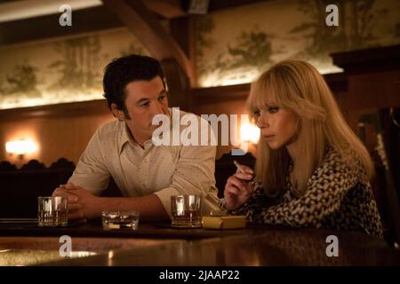 JUNO TEMPLE and MILES TELLER in THE OFFER (2022), directed by DEXTER FLETCHER, ADAM ARKIN and COLIN BUCKSEY. Credit: PARAMOUNT TELEVISION / Album Stock Photo