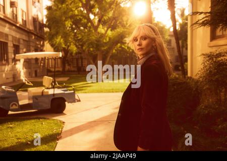 JUNO TEMPLE in THE OFFER (2022), directed by DEXTER FLETCHER, ADAM ARKIN and COLIN BUCKSEY. Credit: PARAMOUNT TELEVISION / Album Stock Photo