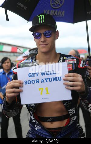 Mugello, Italy. 29th May, 2022. #20 Fabio Quartararo, French: Monster Energy Yamaha displays a message to injured Japanese Moto3 rider Ayuma Sasaki during the Gran Premio d’Italia Oakley at Mugello Circuit, Scarperia  e San Piero, Italy on 29 May 2022 Credit: Every Second Media/Alamy Live News Stock Photo