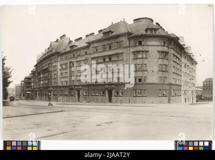 5th, Margaret belt 90-98 / Fendigasse 38-42 - Metzleinstaler Hof - main facade. Carl (Karl) Zapletal (1876-1941), photographer Stock Photo