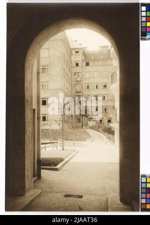 5th, Margaret belt 90-98 / Siebenbrunnengasse 87-89 / Siebenbrunnenfeldgasse 13-15 / Fendigasse 38-42-Metzleinstaler Hof-Court view. Carl (Karl) Zapletal (1876-1941), photographer Stock Photo