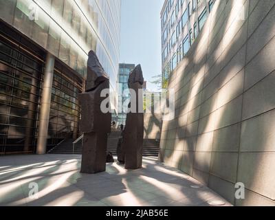 Broad Family sculpture by Xavier Corbero in Broadgate London made from ...