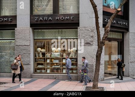 Madrid, Spain. 24th May, 2022. Pedestrians walk past the Spanish Inditex group dedicated to the manufacturing of furniture and home textiles, Zara Home, store in Spain. (Photo by Xavi Lopez/SOPA Images/Sipa USA) Credit: Sipa USA/Alamy Live News Stock Photo