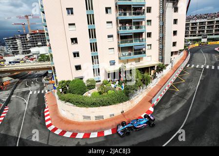 Mónaco. 29th de mayo de 2022. Fernando Alonso de Alpine F1 con la camiseta  del Real Madrid mira antes del Gran Premio de Mónaco de Fórmula 1 2022 en  el Circuit de