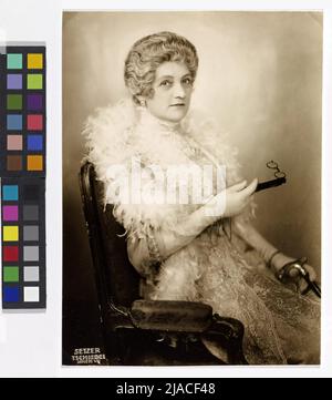 Hedwig Bleibtreu as 'Beatrix'; Role picture from 'Der Schwan' by Molnár, Burgtheater, 1921. Franz Xaver Setzer (1886-1939) Stock Photo