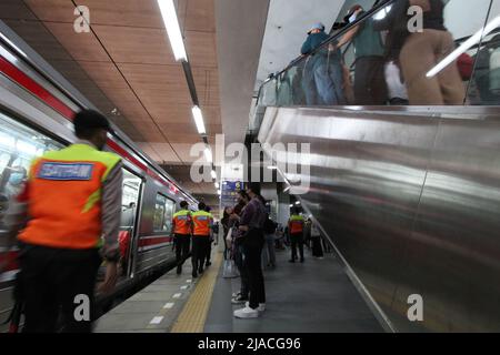 May 29, 2022, Jakarta, Jakarta Capital Special Region, Indonesia: Commuterline passengers at Manggarai Station, Jakarta, Indonesia. The density of passengers occurred as a result of the change in the route of the Electric Rail Train from Bogor Station and Bekasi Station which had been going on since Saturday (28/5/2022) yesterday. However, this density does not create a buildup of passengers, both getting off and departing from this station. (Credit Image: © Kuncoro Widyo Rumpoko/Pacific Press via ZUMA Press Wire) Stock Photo