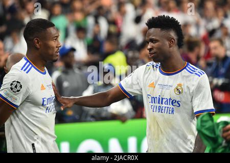 PARIS, FRANCE. MAY 28TH David Alaba of Real Madrid celebrates with Vinícius Júnior of Real Madrid after the UEFA Champions League Final between Liverpool and Real Madrid at Stade de France, Paris on Saturday 28th May 2022. (Credit: Pat Scaasi | MI News) Credit: MI News & Sport /Alamy Live News Stock Photo