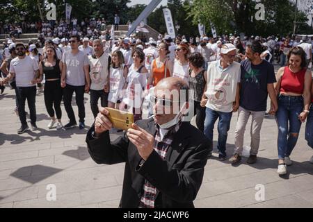 Ankara, Turkey. 29th May, 2022. A man records a video using his phone during the protest. The Turkish Medical Association (TTB) and health professional organisations came together at the 'White Meeting' in Ankara An?t Park protesting personal rights. Credit: SOPA Images Limited/Alamy Live News Stock Photo