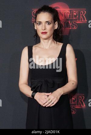 STRANGER THINGS (TV) WINONA RYDER DAVID HARBOUR NETFLIX/MOVIESTORE ...