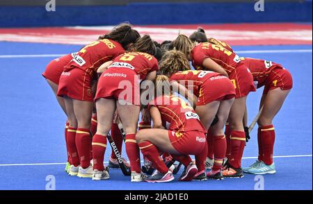 Stratford, United Kingdom. 29th May, 2022. England V Spain Womens FIH Pro League. Lee Valley Hockey centre. Stratford. The Spain huddle during the England V Spain Womens FIH Pro League hockey match. Credit: Sport In Pictures/Alamy Live News