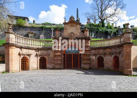 Glasgow Necropolis: Victorian ‘city of the dead', doorway to disused tunnel entrance Stock Photo