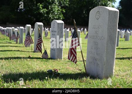 Raleigh, NC, USA, 29th May 2022, In advance of the Memorial Day Holiday, gravesite flags are placed at the Raleigh National Cemeteries 6,000 headstones of men and women who served in conflicts from the Civil War to the wars in Iraq and Afghanistan. Credit D Guest Smith / Alamy Live News Stock Photo