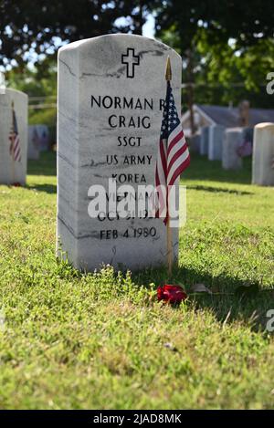 Raleigh, NC, USA, 29th May 2022, In advance of the Memorial Day Holiday, grave site flags are placed at the Raleigh National Cemeteries 6,000 headstones of men and women who served in conflicts from the Civil War to the wars in Iraq and Afghanistan. Credit D Guest Smith / Alamy Live News Stock Photo