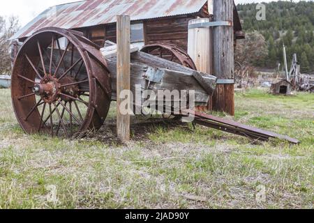 Molson, WA - USA: 05-10-2022: Old wood wagon with rusty wheels Stock Photo