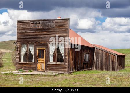 Molson, WA - USA: 05-10-2022: Old Homestead Locators Building on a stormy spring day Stock Photo