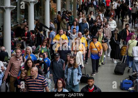 London, UK. 28th May, 2022. Holiday makers at a crowded St Pancras international station as the half term holiday gateway begins. Credit: SOPA Images Limited/Alamy Live News Stock Photo