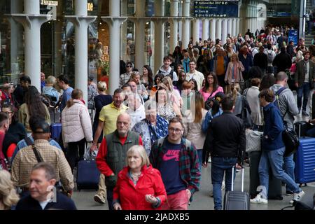London, UK. 28th May, 2022. Holiday makers at a crowded St Pancras international station as the half term holiday gateway begins. (Photo by Steve Taylor/SOPA Images/Sipa USA) Credit: Sipa USA/Alamy Live News Stock Photo