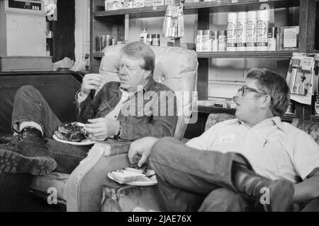 Jimmy Carter eating with his brother, Billy Carter, during a campaign stop at his Billy's gas station in their hometown of Plains, Georgia on September 10, 1976. (USA) Stock Photo