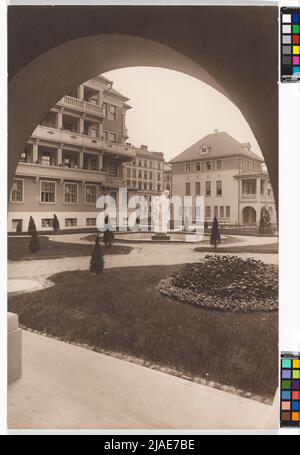 9., Sobieskigasse 31 / Lustkandlgasse 50 / Ayrenhoffgasse 9 - child takeover - farm / garden view with fountain. Carl (Karl) Zapletal (1876-1941), photographer Stock Photo