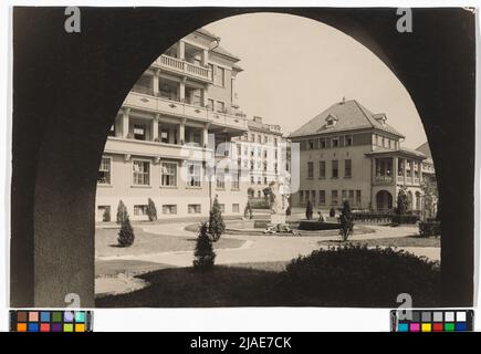 9., Sobieskigasse 31 / Lustkandlgasse 50 / Ayrenhoffgasse 9 - child takeover - farm / garden view with fountain. Carl (Karl) Zapletal (1876-1941), photographer Stock Photo