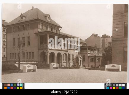 9., Sobieskigasse 31 / Lustkandlgasse 50 / Ayrenhoffgasse 9 - Child takeover (seen from the garden). Carl (Karl) Zapletal (1876-1941), photographer Stock Photo