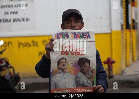 Pasto, Colombia. 29th May, 2022. A supporter of Left-wing 'Pacto Historico' alliance candidates Gustavo Petro and Francia Marquez holds campaign propaganda during the 2022 Presidential elections on May 29, 2022. Photo by: Sebastian Maya/Long Visual Press Credit: Long Visual Press/Alamy Live News Stock Photo