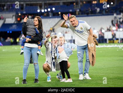 Toni KROOS (Real) with his family, children, brother Felix KROOS r., wife Jessica, baby, waving, waving Soccer Champions League Final 2022, Liverpool FC (LFC) - Real Madrid (Real) 0: 1, on May 28th, 2022 in Paris/France. Â Stock Photo