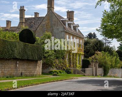 Street scene in Spring in the pretty Cotswolds town of Broadway, Worcestershire, UK Stock Photo