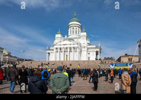 People on Senate Square at Vapaa Ukraina - vapaa maailma demonstration in support of Ukraine in Helsinki, Finland Stock Photo