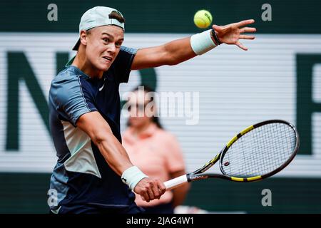 Paris, France. 30th May, 2022. Holger RUNE of Denmark during the Day nine of Roland-Garros 2022, French Open 2022, Grand Slam tennis tournament on May 30, 2022 at Roland-Garros stadium in Paris, France - Photo Matthieu Mirville/DPPI Credit: DPPI Media/Alamy Live News Stock Photo