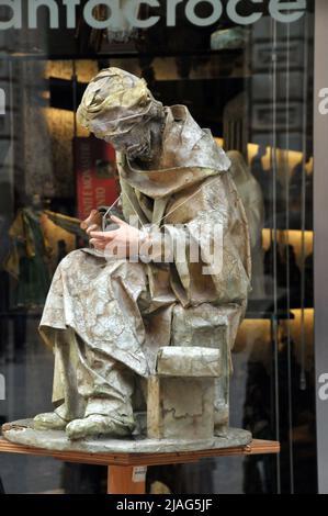 Lecce, Puglia. Figurines made of Cartapesta. The tradition of Cartapesta  Leccese Papier Mache go back to the 17th century Stock Photo - Alamy