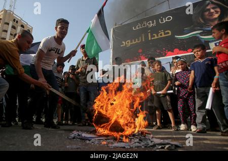 Gaza, Palestine. 29th May, 2022. Palestinians burn representations of Israeli flags during the protest over tensions in Jerusalem's Al-Aqsa Mosque in Khan Younis the southern Gaza Strip. (Photo by Yousef Masoud/SOPA Images/Sipa USA) Credit: Sipa USA/Alamy Live News Stock Photo