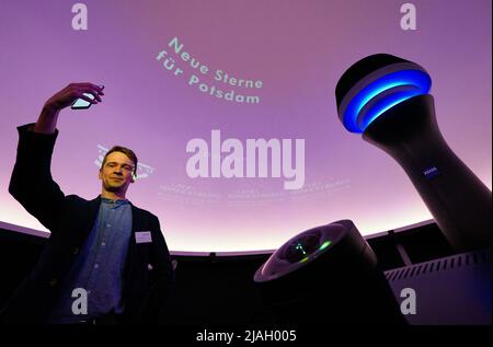 Potsdam, Germany. 30th May, 2022. Simon Plate, director of the Potsdam Urania Planetarium, explains the new 'Asterion Velvet' projection system built by Carl Zeiss Jena. The first official star show with the new system will take place in the dome on 03.06.2022. Credit: Soeren Stache/dpa/Alamy Live News Stock Photo