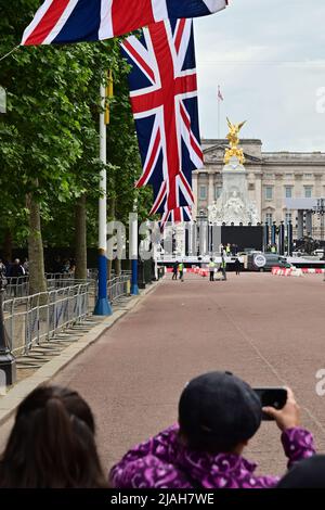 London, UK, 30th May 2022. Preparations at Buckingham Palace and on The Mall for Queen Elizabeth II Platinum Jubilee celebrations under cool grey skies. The activity is, in itself, a tourist attraction: Paul Biggins/Alamy Live News Stock Photo