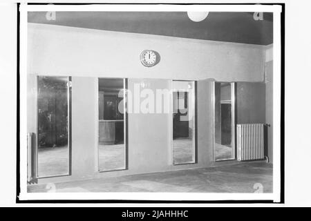 Indoor pool of the Südbahnhotel am Semmering: cloakroom area (architects: Emil Hoppe and Otto Schönthal) Stock Photo