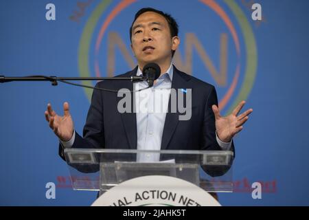 NEW YORK, N.Y. – June 12, 2021: New York City mayoral candidate Andrew Yang campaigns at the National Action Network House of Justice Headquarters. Stock Photo