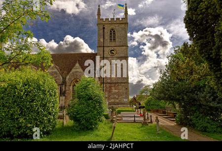BLADON OXFORDSHIRE PARISH CHURCH OF ST MARTIN THE CEMETERY AND SPENCER - CHURCHILL GRAVES Stock Photo