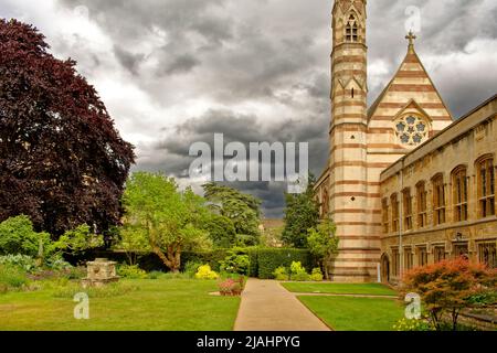 OXFORD CITY ENGLAND BALLIOL COLLEGE FELLOWS GARDEN THE CHAPEL BUILDING AND GARDEN WITH FLOWER BEDS Stock Photo