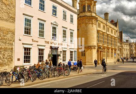 OXFORD CITY ENGLAND BICYCLES AND PEOPLE OUTSIDE THE KINGS ARMS PUB ON PARKS ROAD Stock Photo