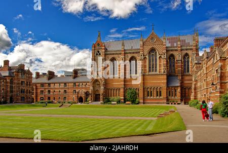 OXFORD CITY ENGLAND KEBLE COLLEGE CHAPEL EXTERIOR AND GREEN LAWNS IN SPRINGTIME Stock Photo