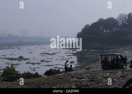 New Delhi, India. 30th May, 2022. The Yamuna bank seen polluted with foamy industrial waste, garbage thrown by the people and a lot of dirty water from the city is emptied into the holy river most of the time. The main source of pollution is however the untreated domestic waste. (Photo by Shikha Arya/Pacific Press) Credit: Pacific Press Media Production Corp./Alamy Live News Stock Photo