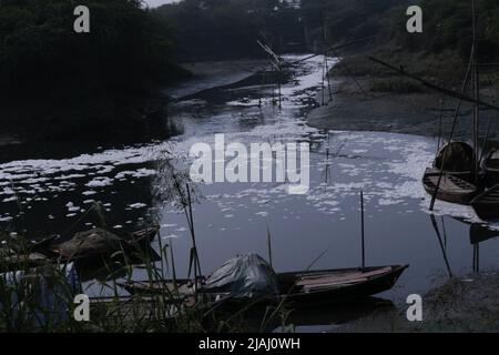 New Delhi, India. 30th May, 2022. The Yamuna bank seen polluted with foamy industrial waste, garbage thrown by the people and a lot of dirty water from the city is emptied into the holy river most of the time. The main source of pollution is however the untreated domestic waste. (Photo by Shikha Arya/Pacific Press) Credit: Pacific Press Media Production Corp./Alamy Live News Stock Photo