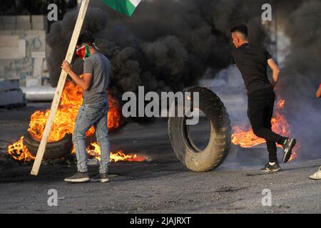 Nablus, Palestine. 27th May, 2022. Protesters burn tires during the demonstration against Israeli settlements in the village of Beita near the West Bank city of Nablus. Credit: SOPA Images Limited/Alamy Live News Stock Photo