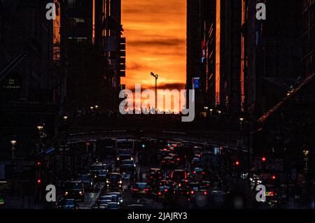 New York, U.S. 31st May, 2022. The Manhattanhenge sun set as seen from East 42nd Street. Manhattanhenge is when the rising or setting sun aligns with the street grid in Manhattan, New York City. (Photo by Michael Brochstein/Sipa USA) Credit: Sipa USA/Alamy Live News Stock Photo