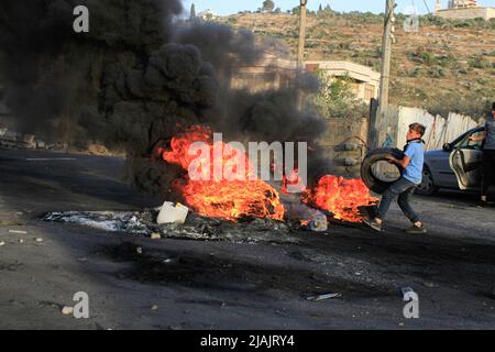 Nablus, Palestine. 27th May, 2022. Protesters burn tires during the demonstration against Israeli settlements in the village of Beita near the West Bank city of Nablus. Credit: SOPA Images Limited/Alamy Live News Stock Photo