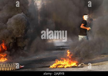 Nablus, Palestine. 27th May, 2022. Protesters burn tires during the demonstration against Israeli settlements in the village of Beita near the West Bank city of Nablus. Credit: SOPA Images Limited/Alamy Live News Stock Photo